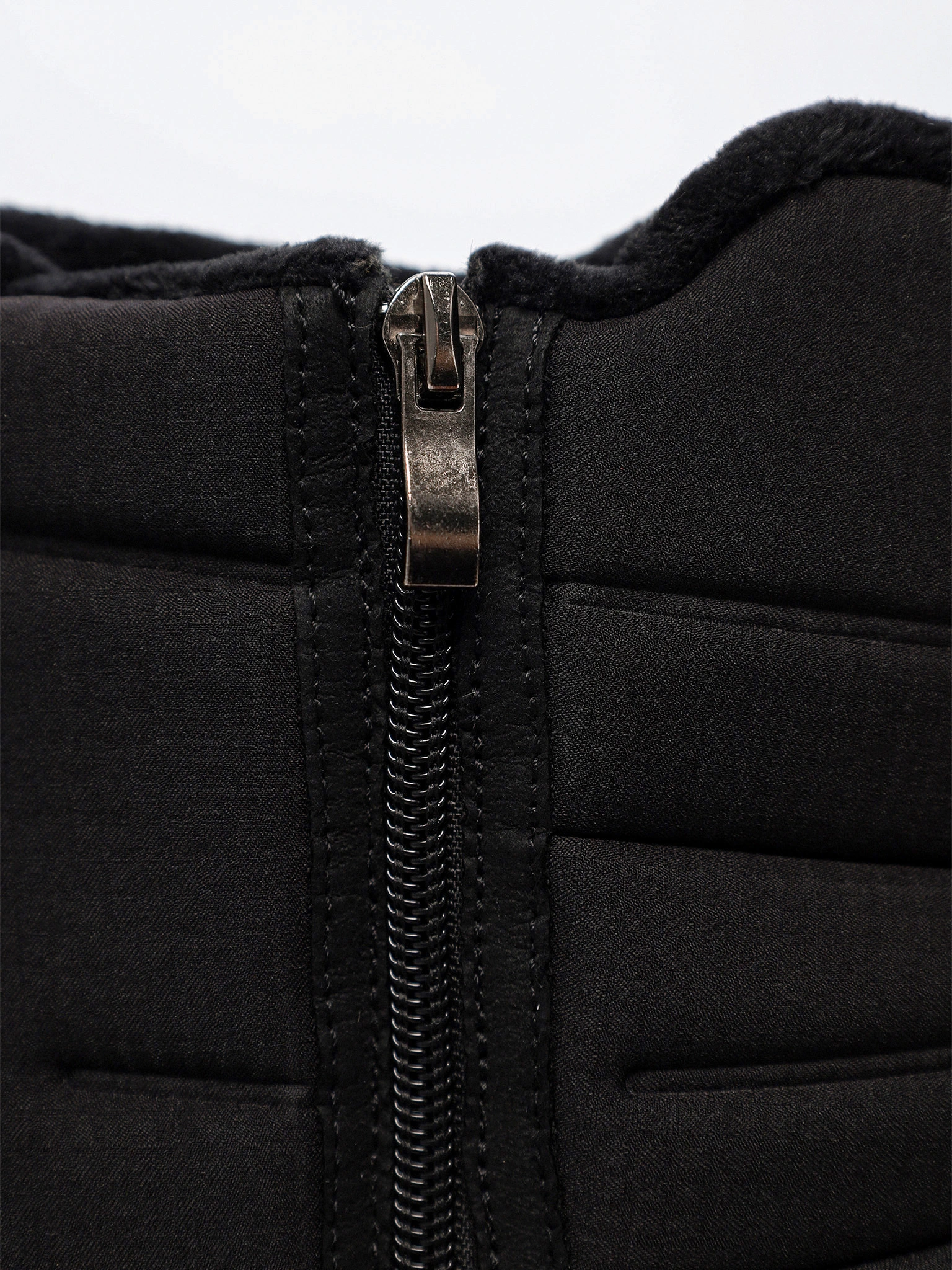 Дутики черного цвета на средней подошве